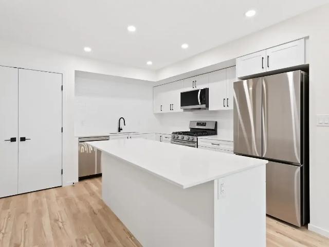 Perfect for students! 3 bedrooms all with bathrooms! — 3 Bedrooms Townhouse