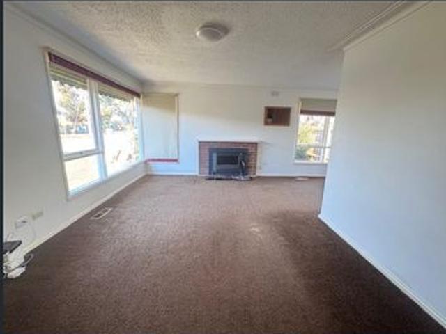Perfect Home for Families!Stroll to Mossfiel Primary School right across the street!