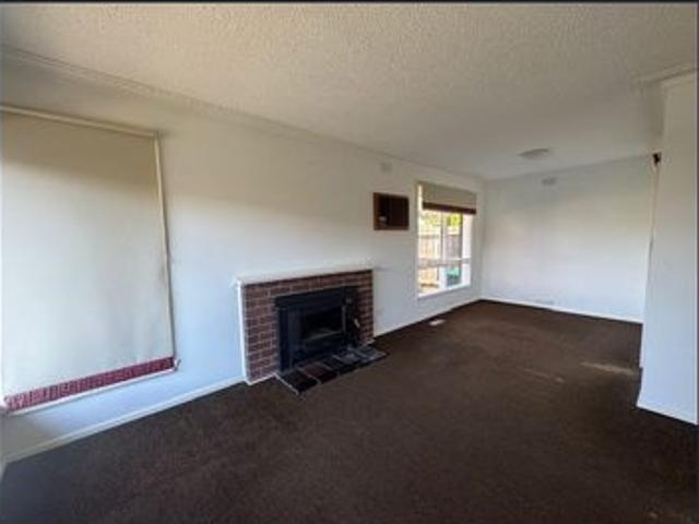 Perfect Home for Families!Stroll to Mossfiel Primary School right across the street!