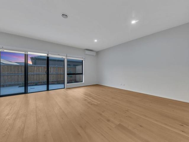 PERFECT LOCATION Opposite Donnybrook Station!