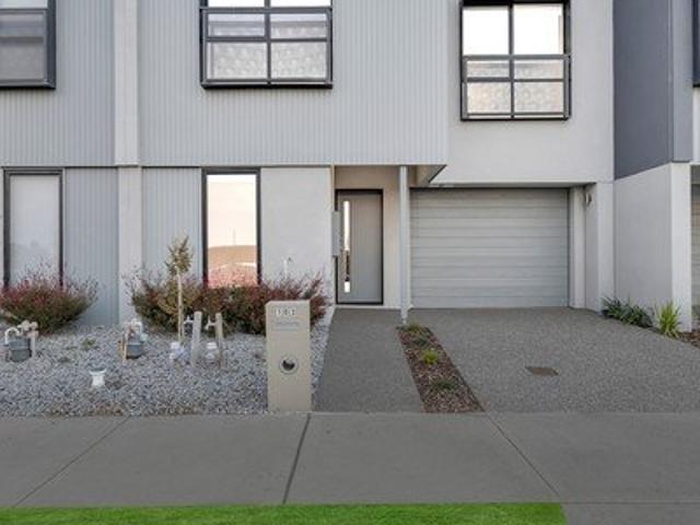 PERFECT LOCATION Opposite Donnybrook Station!