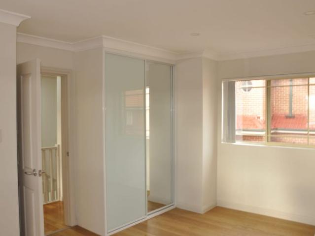 Perfect location Full brick Townhouse 3 Bedroom,1 study Room,2 bathroom 2 car LUG