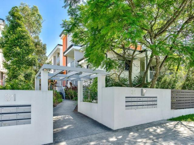 PERFECT LOCATION WALK TO CAFES AND RESTAURANTS