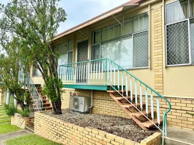 PERFECT LOCATION WALKING DISTANCE TO PUBLIC TRANSPORT, SHOPS AND ALL AMMENITIES