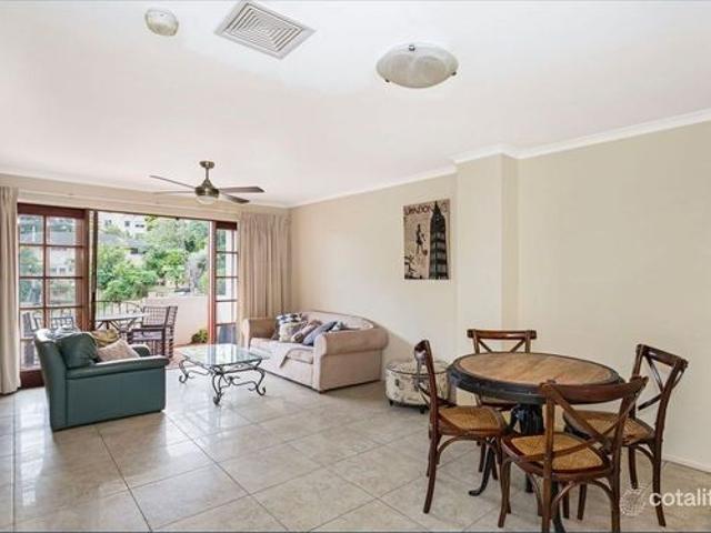 Perfect Location! 2 Bed, 2.5 Bath Tri Level Unit in St Lucia Walk to UQ