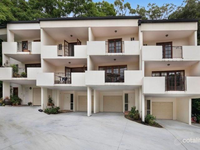 Perfect Location! 2 Bed, 2.5 Bath Tri Level Unit in St Lucia Walk to UQ