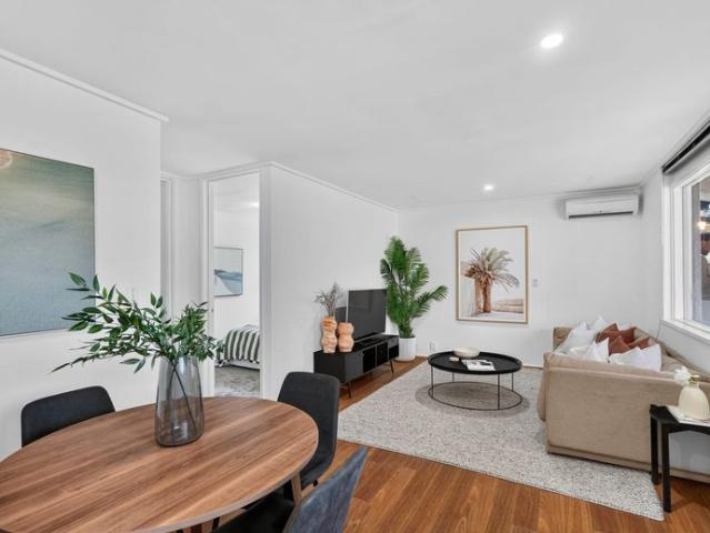 Perfect Location | 2 Lakes, Shops, Schools & Easy Transport