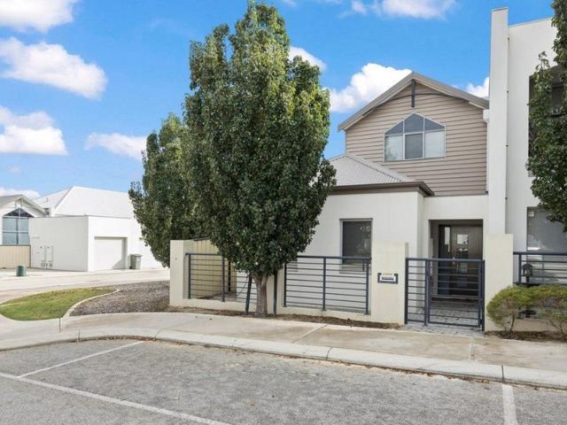 PERFECT LOCK UP & LEAVE, ONE BED PLUS BONUS ROOM UPSTAIRS!