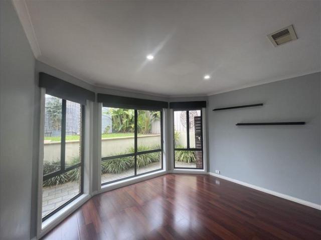 Perfect Low Maintenance Entertainer in a Quiet Cul de Sac