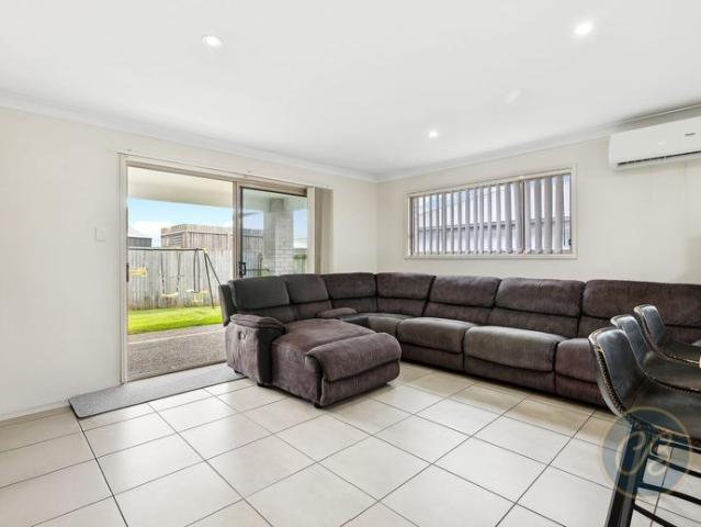 Perfect Pimpama Family Home