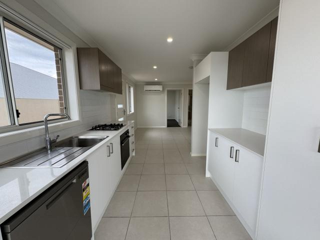 Perfect Position Modern 2 bedroom unit with air con and covered alfresco