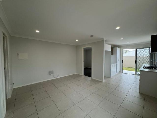 Perfect Position Modern 2 bedroom unit with air con and covered alfresco