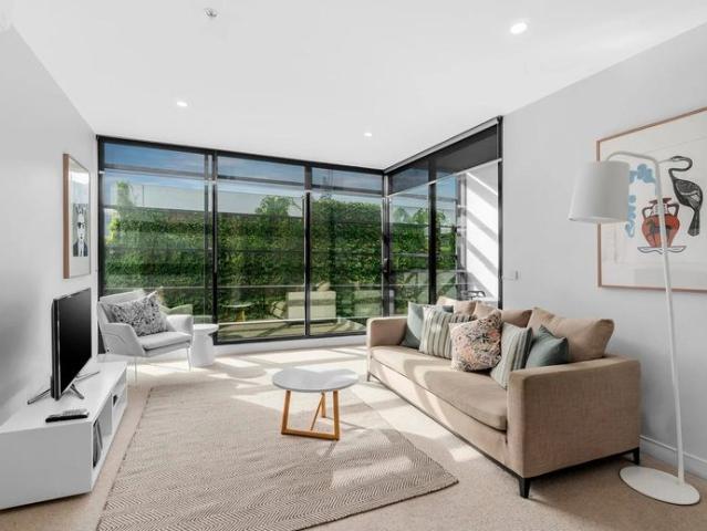Perfect Positioned Apartment Close to Public Transport!