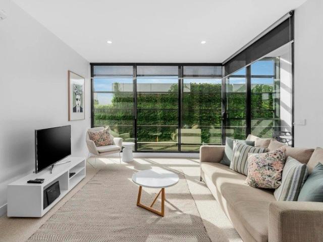 Perfect Positioned Apartment Close to Public Transport!