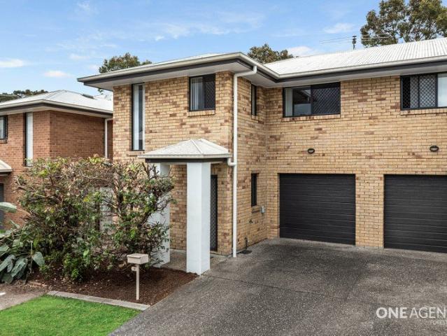 PERFECT 1ST HOME FRESHLY PAINTED & READY TO MOVE INTO!