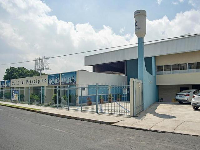 Perfecto centro educativo o desarrollo de vivienda, a 1/2 cuadra de Av. Patria, 2,196 M2 terreno