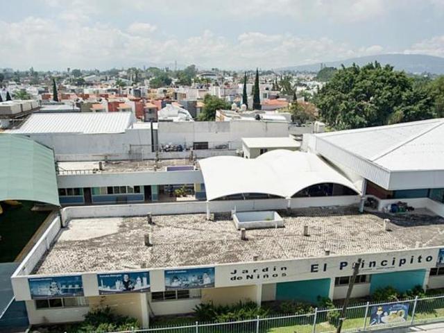 Perfecto centro educativo o desarrollo de vivienda, a 1/2 cuadra de Av. Patria, 2,196 M2 terreno