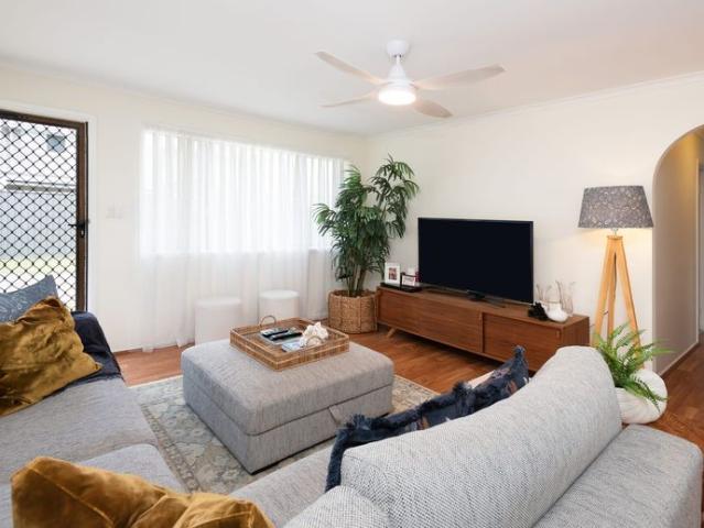 PERFECTLY LOCATED 3 BEDROOM DUPLEX 1 BLOCK FROM BROADWATER & PARKLANDS