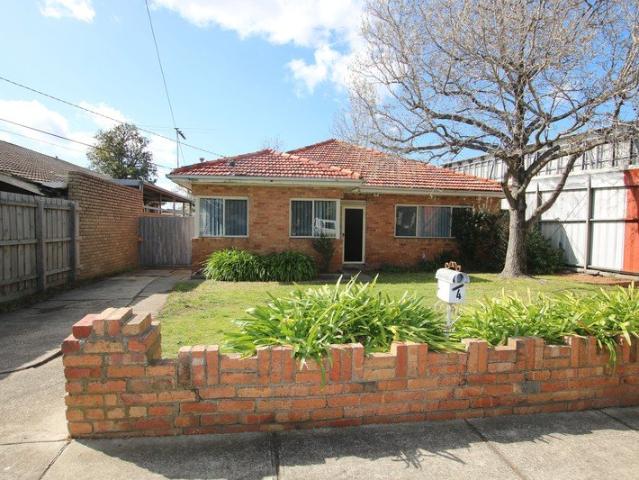 Perfectly located 3 bedrooms home close to all amenities. Features the following.