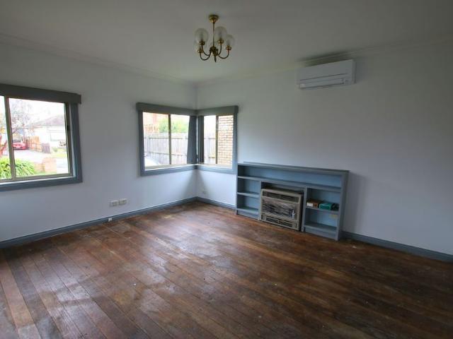 Perfectly located 3 bedrooms home close to all amenities. Features the following.