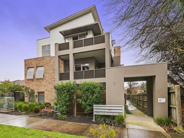 Perfectly located apartment. Available 07/11/2026