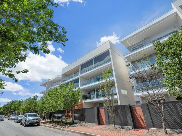 PERFECTLY LOCATED DESIGNER APARTMENT NORTH FACING