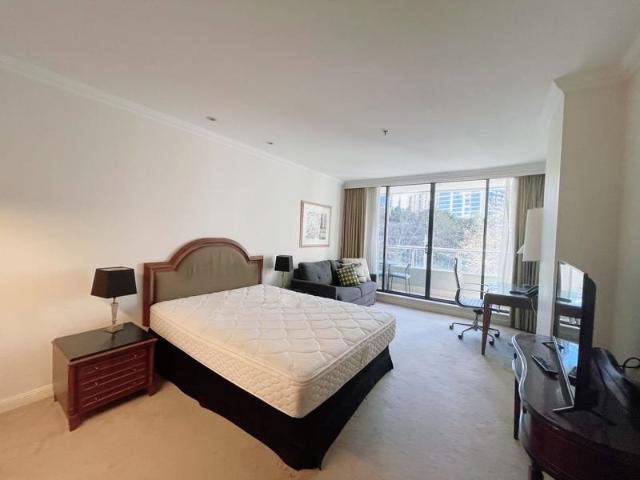 Perfectly located large studio apartment