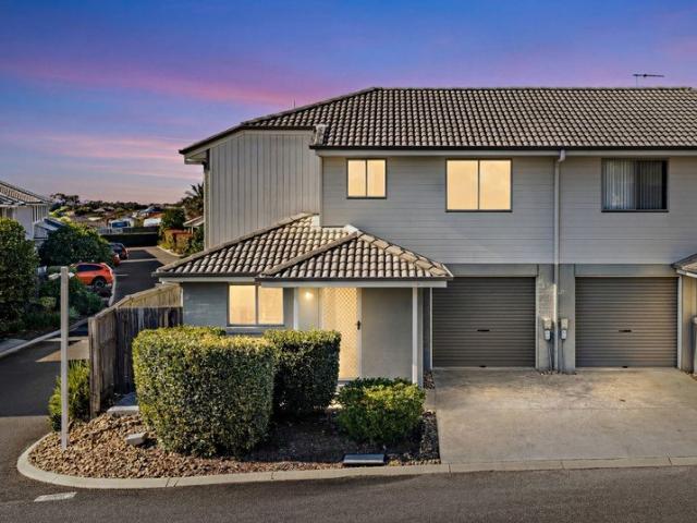 Perfectly Located Modern Townhouse Just Move Straight In!