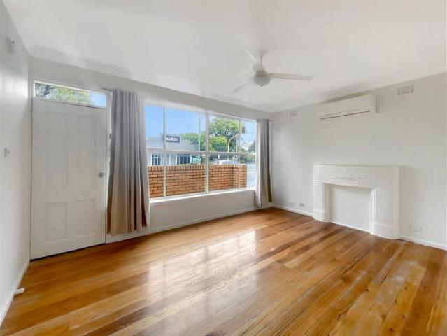 Perfectly Located Newtown Unit
