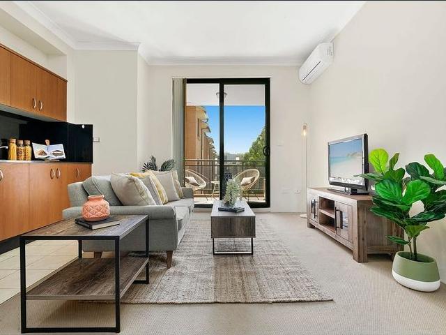 PERFECTLY LOCATED ONE BEDROOM UNIT IN THE HEART OF WESTMEAD