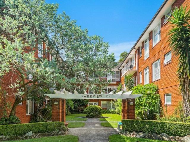 PERFECTLY LOCATED ONE BEDROOM DIRECTLY OPPOSITE BEACH AND CLOSE TO AIRPORT