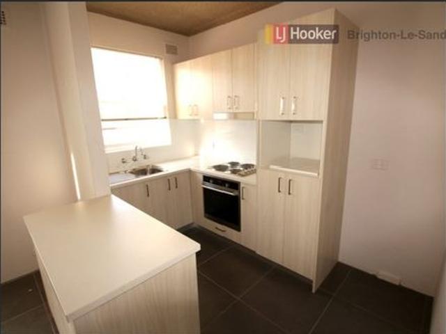 PERFECTLY LOCATED ONE BEDROOM DIRECTLY OPPOSITE BEACH AND PARK