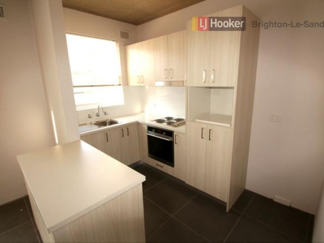PERFECTLY LOCATED ONE BEDROOM DIRECTLY OPPOSITE BEACH AND PARK