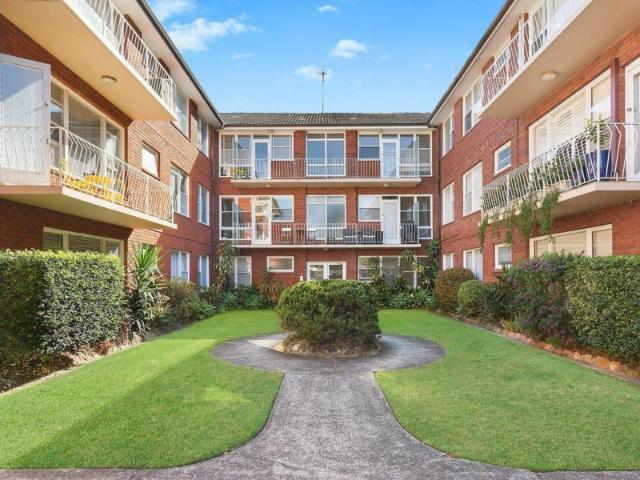 PERFECTLY LOCATED ONE BEDROOM DIRECTLY OPPOSITE BEACH AND CLOSE TO AIRPORT