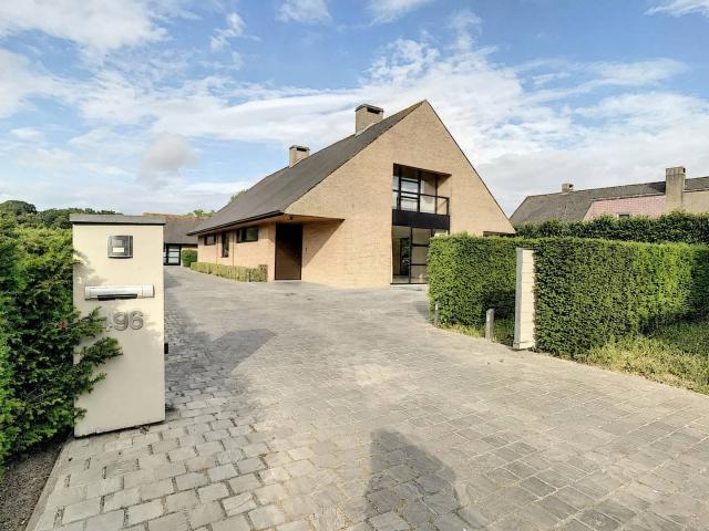 Perfectly maintained 4 bedroom villa for rent in Boezinge!