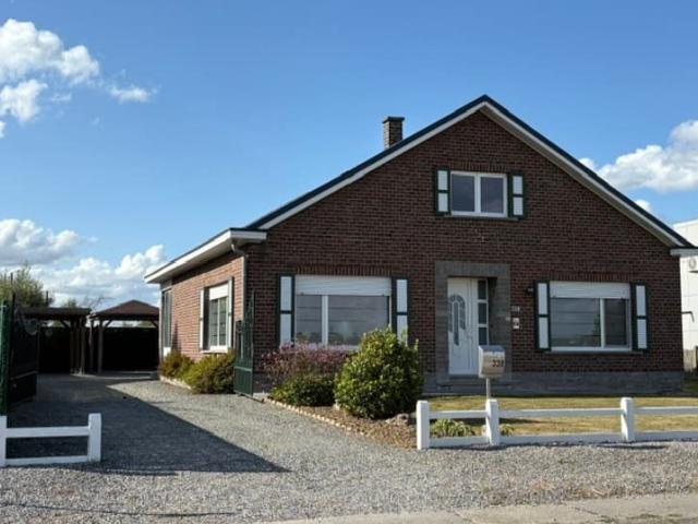 Perfectly maintained bungalow with 2 bedrooms on 7.5 are