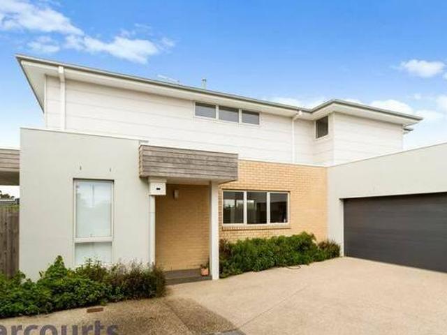 Perfectly situated Walk to Morningtons Cafes Beach Shops