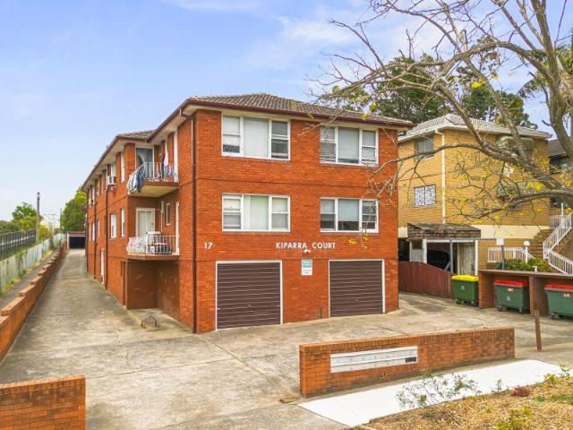 Perfectly positioned, 2 bedroom ground floor residence with two super rare entrances