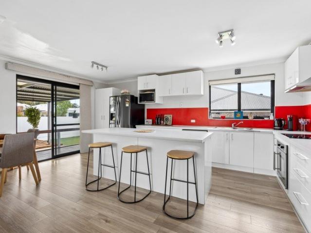 PERFECTLY POSITIONED THREE BEDDER WITH EXPANSIVE OUTDOOR LIVING