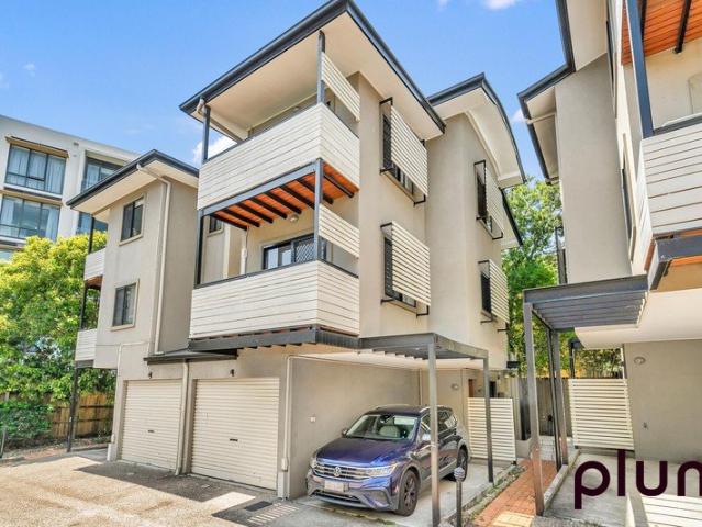 Perfectly Positioned Townhouse with Solar Power!
