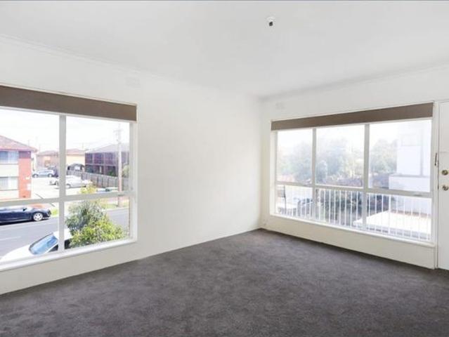 Perfectly positioned unit with natural light aplenty!