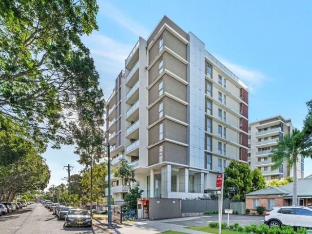 Perfectly Positioned Apartment with Leafy Aspect