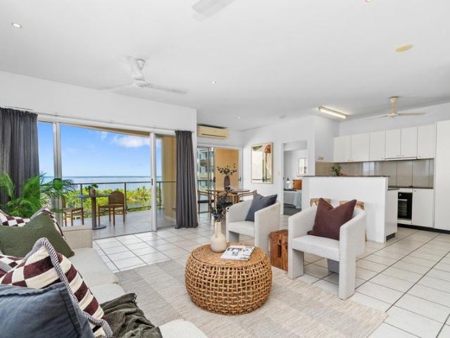 Perfectly positioned city pad with sweeping harbour views