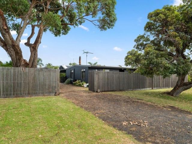 Perfectly Positioned Coastal Retreat!
