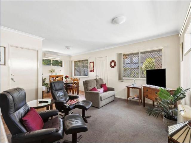 Perfectly positioned Home moments from Pakington St