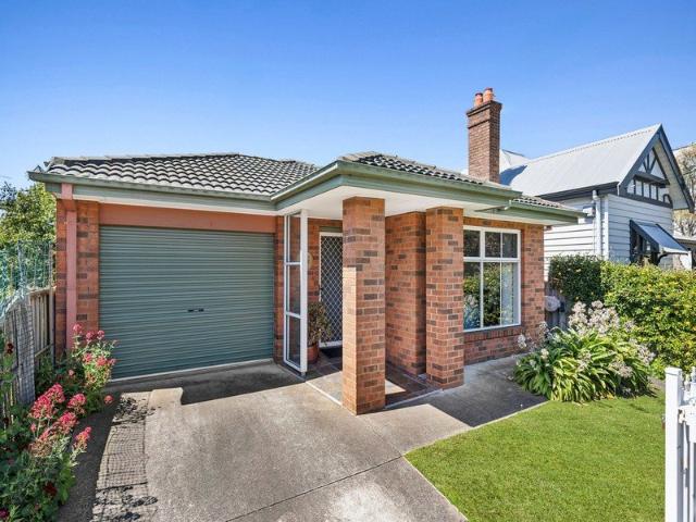 Perfectly positioned Home moments from Pakington St