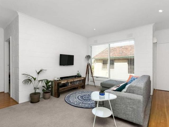 Perfectly positioned in a sought after pocket of Footscray, this stylishly & updated apartment offers space, comfort, and convenience all in one