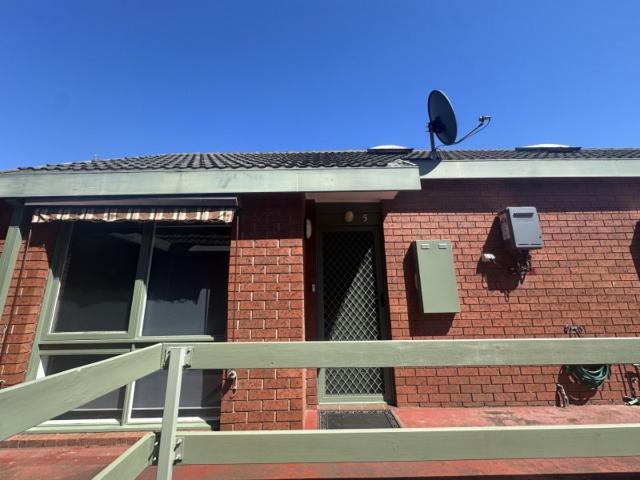 PERFECTLY POSITIONED JUST MOMENTS FROM TOWN