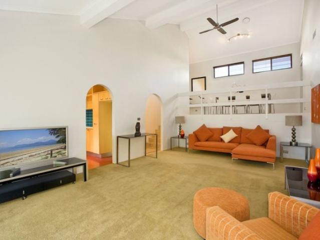 Perfectly positioned just moments from Glebe Point Road’s vibrant cafes, restaurants, shops, transport and Sydney University, this quality apartment offers lifestyle, space and serenity. Spacious Dual Level unfurnished apartment set within the highly soug