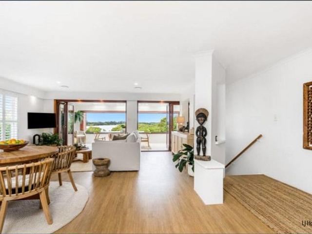 Perfectly Positioned Modern Duplex – Relaxed Waterside Living